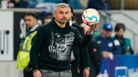 Schalkes Trainer Thomas Reis h&auml;lt den Spielball in den H&auml;nden. - &copy; Uwe Anspach/dpa