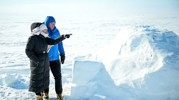 Bundespr&auml;sident Frank-Walter Steinmeier und seine Frau Elke B&uuml;denbender sehen sich in der Arktis in Tuktoyaktuk ein Iglu an. - &copy; Britta Pedersen/dpa