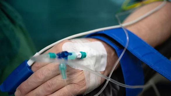 Laut dem Leiter der Regierungskommission, Tom Bschor, sterben im gegenw&auml;rtigen System Patientinnen und Patienten mit Schlaganfall und Krebs &laquo;fr&uuml;her als n&ouml;tig, weil zu viele Krankenh&auml;user diese Behandlungen durchf&uuml;hren&raquo; (Symbolbild). - &copy; Sebastian Gollnow/dpa