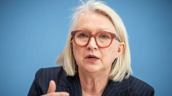 Die &laquo;Wirtschaftsweise&raquo; Monika Schnitzer hat als Ma&szlig;nahme gegen den Fachkr&auml;ftemangel mehr Zuwanderung vorgeschlagen. - &copy; Michael Kappeler/dpa