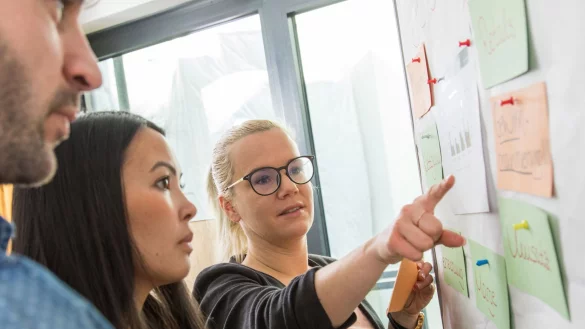 Dürfen kleine Geschenke von Kunden angenommen werden - und was sind No-Gos beim E-Mailversand? Solche und ähnliche Fragen werden in Compliance-Schulungen behandelt. - © Christin Klose/dpa-tmn