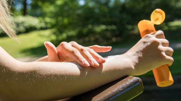 Sonnenschutz hei&szlig;t &uuml;brigens nicht nur flei&szlig;iges Cremen. Auch regelm&auml;&szlig;ige Schattenpausen geh&ouml;ren an sonnigen Tagen dazu. - &copy; Christin Klose/dpa-tmn