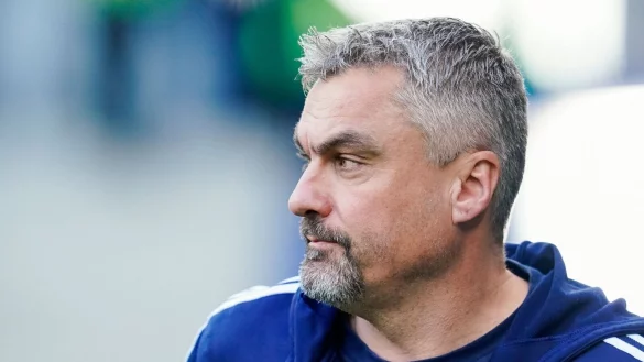 Schalkes Trainer Thomas Reis kommt ins Stadion. - © Uwe Anspach/dpa/Archivbild