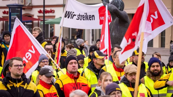 Mitarbeiter der Post bei einer Protestkundgebung in Rostock. - © Jens Büttner/dpa