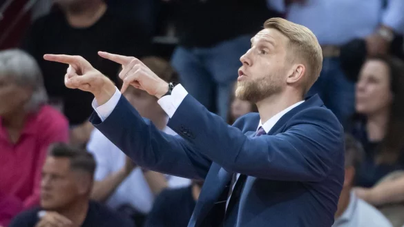 Bonns Cheftrainer Tuomas Iisalo sah eine starke zweite Halbzeit seiner Mannschaft. - © Bernd Thissen/dpa/Archivbild