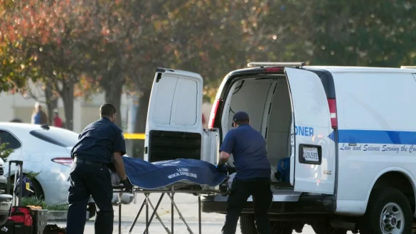 Die Leiche des mutma&szlig;lichen Todessch&uuml;tzen wird vom Gerichtsmediziner des Bezirks Los Angeles aus einem Lieferwagen geholt. - &copy; Damian Dovarganes/AP/dpa