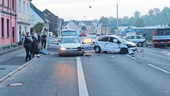 Polizisten begutachten eine Unfallstelle in Langenfeld. - &copy; Polizei Langenfeld(/dpa