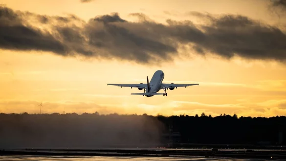 Wer sonntags bucht und freitags abhebt, kann bei internationalen Flügen mit Abflugort in Deutschland am meisten sparen. - © Andreas Arnold/dpa/dpa-tmn