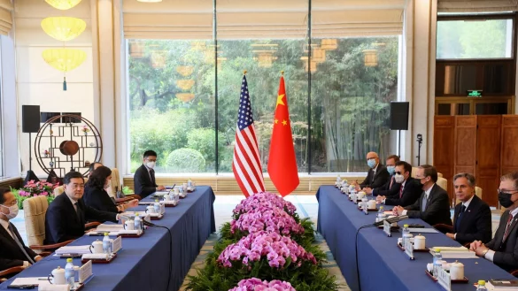 US-Au&szlig;enminister Antony Blinken (r) und sein chinesischer Amtskollege Qin Gang (l) sitzen sich mit ihren Delegationen im Pekinger Staatsg&auml;stehaus Diaoyutai gegen&uuml;ber. - &copy; Leah Millis/Reuters Pool via AP/dpa