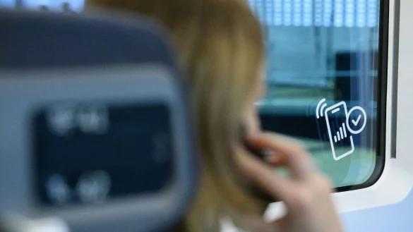 Das Handynetz an Deutschlands Bahnstrecken ist nach Auskunft der Netzbetreiber besser geworden. - &copy; Bernd von Jutrczenka/dpa