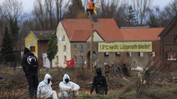 Klimaschutzaktivisten sitzen am Dorfrand von L&uuml;tzerath. - &copy; Oliver Berg/dpa