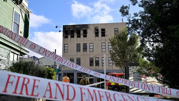 Die Schäden durch das Feuer sind auch an der Außenfasssage deutlich zu sehen. - © Masanori Udagawa/AAP/dpa
