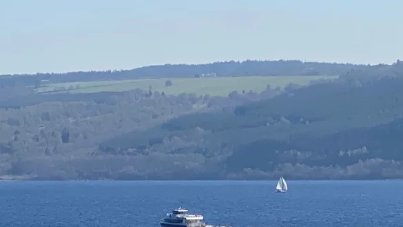 Blick auf den Loch Ness. Rund um den See dreht sich alles um das angebliche Seeungeheuer Nessie. - © Benedikt von Imhoff/dpa