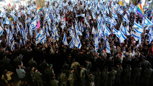 Israelische Grenzpolizisten w&auml;hrend einer Demonstration am Ben-Gurion-Flughafen in der N&auml;he von Tel Aviv. - &copy; Ariel Schalit/AP/dpa
