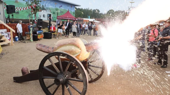 Mit einer Bratwurstkanone wird das neue Museum er&ouml;ffnet. - &copy; Bodo Schackow/dpa