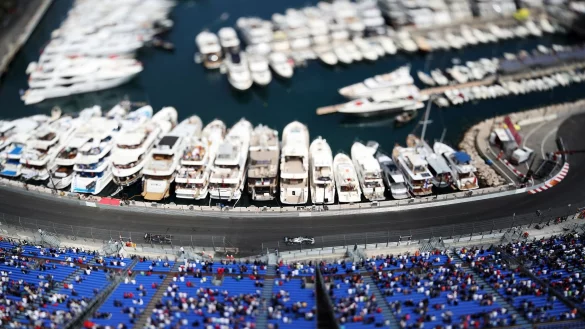 Lewis Hamilton aus Gro&szlig;britannien vom Team Mercedes AMG Petronas Motorsport f&auml;hrt die Tabac-Kurve neben dem Hafen. Das Rennen findet am kommenden Sonntag statt. - &copy; David Davies/PA Wire/dpa