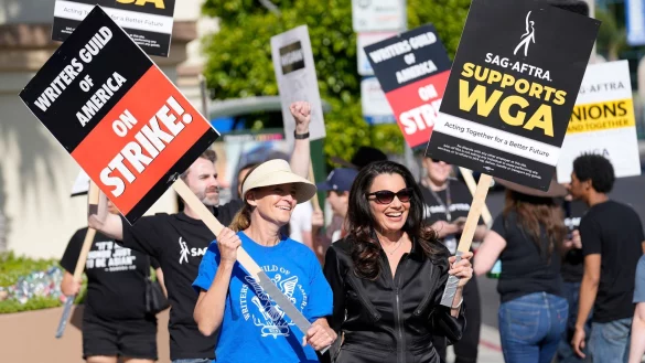 Meredith Stiehm (l), Pr&auml;sidentin der Writers Guild of America West, und Fran Drescher, Pr&auml;sidentin der SAG-AFTRA, bei einer Kundgebung vor dem Studio Paramount Pictures in Los Angeles. - &copy; Chris Pizzello/AP/dpa