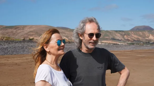 S&auml;nger Wolfgang Petry mit seiner Frau Rosie am Strand. - &copy; Franziska Pauli/MCS Berlin/dpa/Archiv