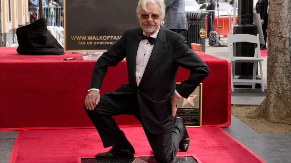 Der italienische Kinostar Giancarlo Giannini neben seinem Stern auf dem Hollywood &laquo;Walk of Fame&raquo;. - &copy; Damian Dovarganes/AP/dpa
