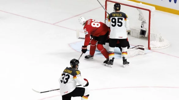 John Peterka (l) aus Deutschland trifft zum 1:2. - &copy; Salvatore Di Nolfi/KEYSTONE/dpa