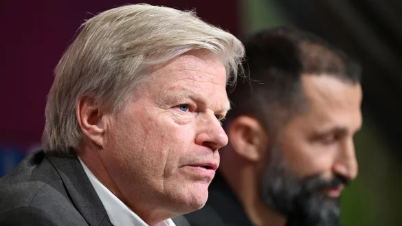 Ex-Vorstandschef Oliver Kahn (l) und Ex-Sportvorstand Hasan Salihamidzic bei einer Pressekonferenz. - &copy; Angelika Warmuth/dpa/Archivbild