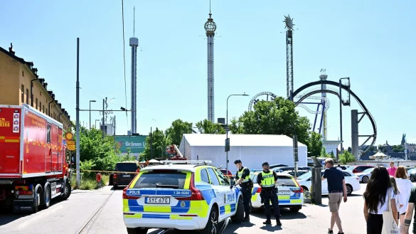 Die Polizei sperrt den Vergn&uuml;gungspark &laquo;Gr&ouml;na Lund&raquo; nach dem Unfall ab. - &copy; Claudio Bresciani/TT News Agency/AP