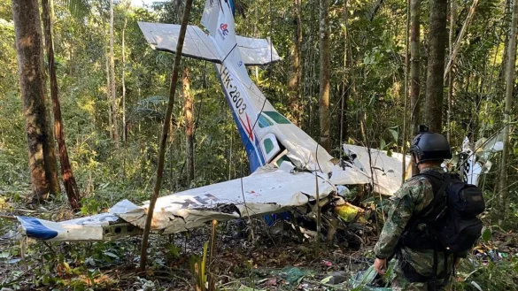 Ein kolumbianischer Soldat steht vor dem Wrack der Cessna, die am 18. Mai 2023 &uuml;ber dem Dschungel von Solano abst&uuml;rzte. - &copy; -/Presseb&uuml;ro der kolumbianischen Streitkr&auml;fte via AP/dpa