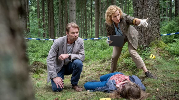 Hauptkommissar Robert Winkler (Kai Scheve) und Rechtsmedizinerin Charlotte von Sellin (Adina Vetter) versuchen den Mord an Katja Hartmann (Odine Johne) aufzukl&auml;ren. - &copy; Uwe Frauendorf/ZDF/dpa