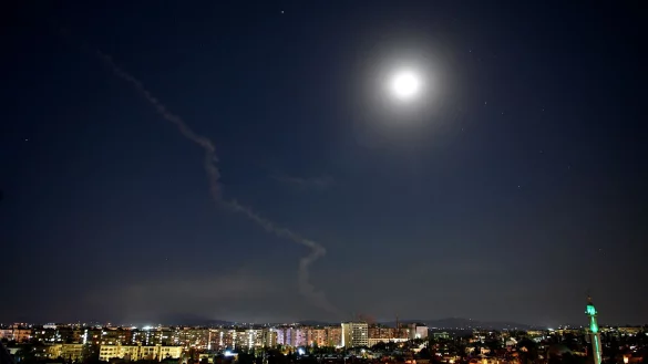 Im August 2021 ist am Himmel &uuml;ber Damaskus die Rauchfahne einer Rakete zu sehen. Israel bombardiert regelm&auml;&szlig;ig Ziele in Syrien. - &copy; Ammar Safarjalani/XinHua/dpa