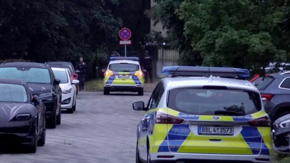 Die Polizei hat weit mehr als hundert Kr&auml;fte f&uuml;r die Suche nach dem Wildtier im Einsatz. - &copy; Sven K&auml;uler/dpa