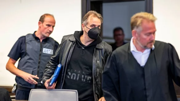 Wilfried W. (M) betritt den Gerichtssaal in Paderborn. - &copy; David Inderlied/dpa