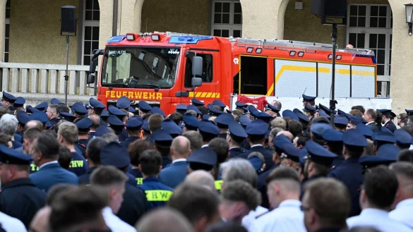 Tausende Feuerwehrleute aus ganz Deutschland nehmen an der Trauerfeier f&uuml;r ihre verstorbenen Kameraden teil. - &copy; Roberto Pfeil/dpa/Archivbild