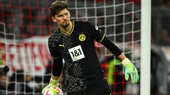 Musste in M&uuml;nchen viermal den Ball aus dem Netz holen: BVB-Keeper Gregor Kobel. - &copy; Tom Weller/dpa