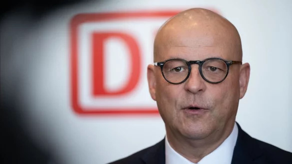 Martin Seiler, Vorstand Personal und Recht der Deutschen Bahn. - © Sebastian Gollnow/dpa
