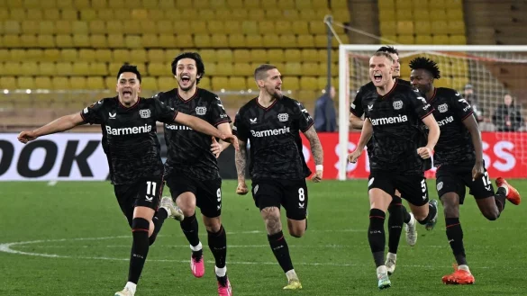 Leverkusens Spieler bejubeln den Sieg nach dem Elfmeterschie&szlig;en. - &copy; Federico Gambarini/dpa