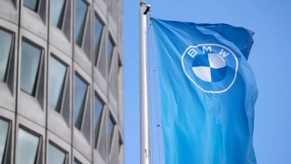 Eine Fahne mit dem BMW-Logo vor der Firmenzentrale in M&uuml;nchen: Der Autobauer hat Zahlen f&uuml;r das zweite Quartal vorgelegt. - &copy; Sven Hoppe/dpa