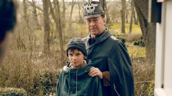 Jens Ole Jepsen (Ulrich Noethen, r) und sein Sohn Siggi (Levi Eisenbl&auml;tter). - &copy; Georges Pauly/ZDF/dpa