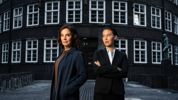 Rechtsanw&auml;ltin Anna Conti (Desiree Nosbusch, l) und Staatsanw&auml;ltin Henry Mahn (Malaya Stern Takeda) konnten die meisten Zuschauerinnen und Zuschauer vor den Fernseher locken. - &copy; Georges Pauly/ZDF/Arte/dpa