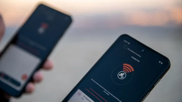 Kein Netz, was macht wohl der Satellit? Zwei Telefone des Herstellers Bullitt nehmen Kontakt zum Inmarsat-Satelliten auf. - &copy; Zacharie Scheurer/dpa-tmn