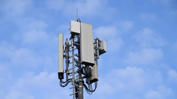 Ein neuer 5G-Mobilfunkmast in D&uuml;sseldorf. - &copy; Roberto Pfeil/dpa