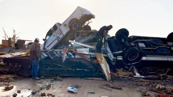 Ein Polizeibeamter steht in den Tr&uuml;mmern eines Diners und sucht nach &Uuml;berlebenden. - &copy; Rogelio Solis/AP