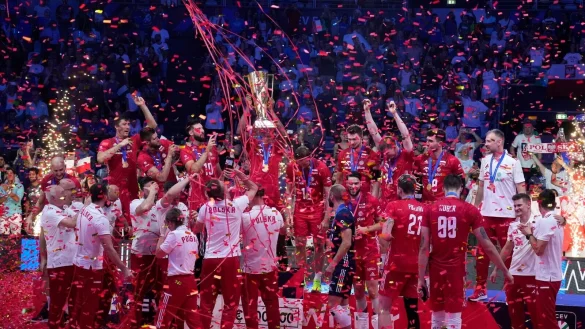 Polnische Spieler feiern mit der Trophäe. - © Andrew Medichini/AP/dpa