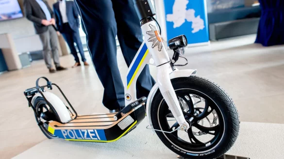 Ein Jahr nachdem die Polizei erstmals in Deutschland auf Norderney E-Scooter in den Dienst genommen hat, f&auml;llt die Bilanz positiv aus. - &copy; Hauke-Christian Dittrich/dpa