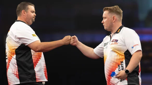Martin Schindler (r) und Gabriel Clemens haben bei der Darts-Team-WM das Achtelfinale erreicht. - &copy; J&uuml;rgen Kessler/dpa