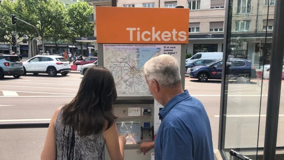 Zwei Leute versuchen, an einem Ticket-Automaten in Genf Fahrkarten zu erwerben. - &copy; Christiane Oelrich/dpa