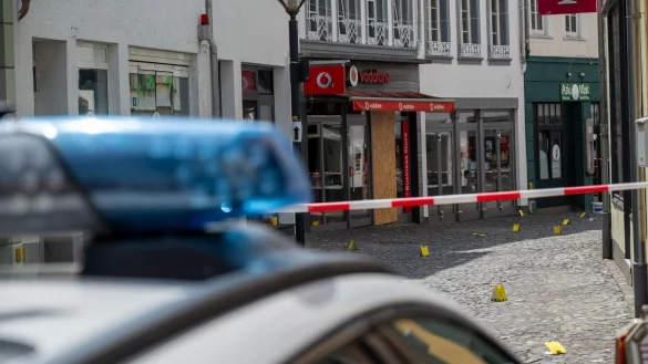 Markierungstafeln der Spurensicherung am Tatort in Wittlich. - &copy; Harald Tittel/dpa