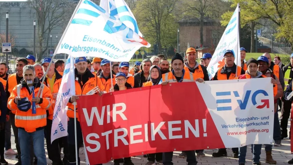 Warnstreikende der Eisenbahn- und Verkehrsgewerkschaft EVG bei einer Kundgebung vor dem Bahnhof Dammtor in Hamburg am vergangenen Freitag. - © Bodo Marks/Bodo Marks/dpa