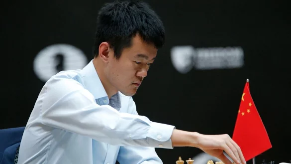 Ding Liren holte sich im Tiebreak den WM-Titel. - &copy; Stanislav Filippov/AP/dpa