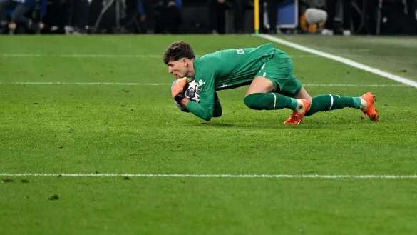 Gregor Kobel h&auml;lt den Ball fest. - &copy; Federico Gambarini/dpa