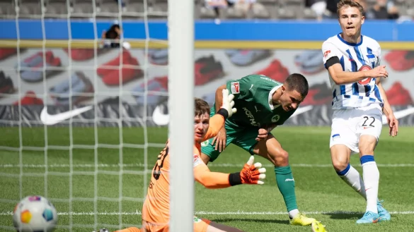 Herthas Marten Winkler (r) trifft zum 2:0. - &copy; Sebastian Christoph Gollnow/dpa